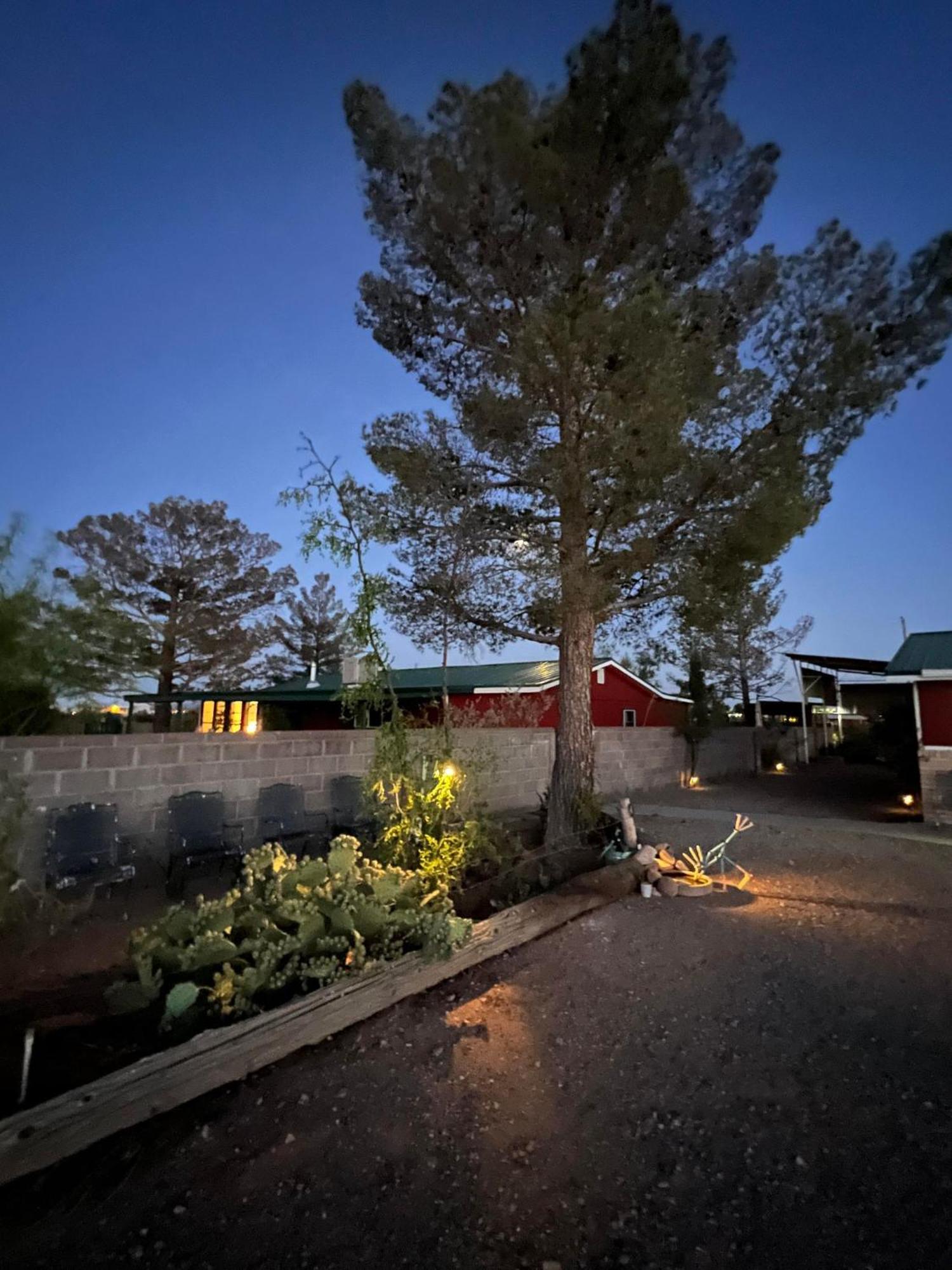 Hole In The Wall Getaway - Usa Mexico Border Bed And Breakfast Columbus Exteriör bild